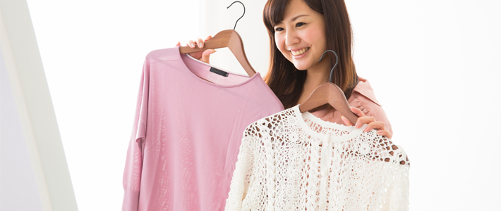 服を選ぶ様子