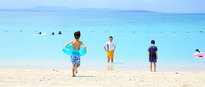 海で楽しむ様子